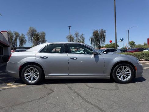 Used 2016 Chrysler 300 C RWD image 2