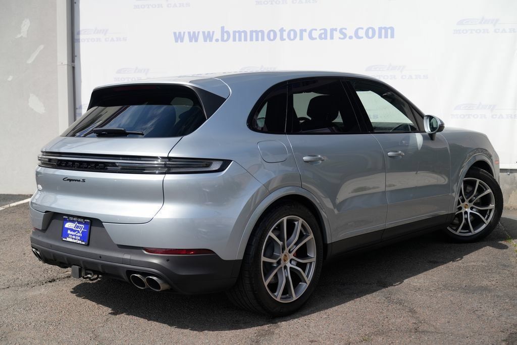 Used 2024 Porsche Cayenne S w/ Sport Chrono Package AWD/4WD image 3