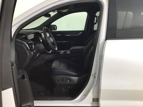 Used 2024 GMC Acadia Elevation w/ Luxury Package image 9