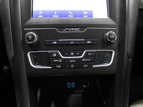 Used 2020 Ford Fusion SE w/ Equipment Group 151A image 21