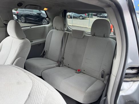 Used 2011 Toyota Sienna LE w/ Towing Pkg AWD/4WD image 19