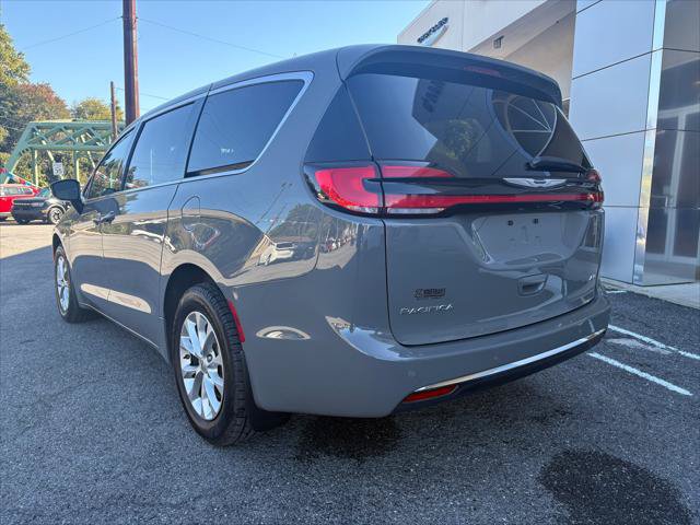 Certified 2025 Chrysler Pacifica Select AWD/4WD image 9