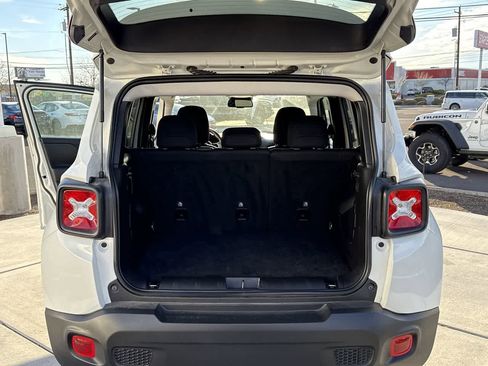 Used 2023 Jeep Renegade Latitude w/ Premium Group image 6