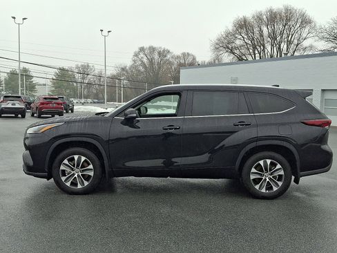 Used 2025 Toyota Highlander XLE image 4