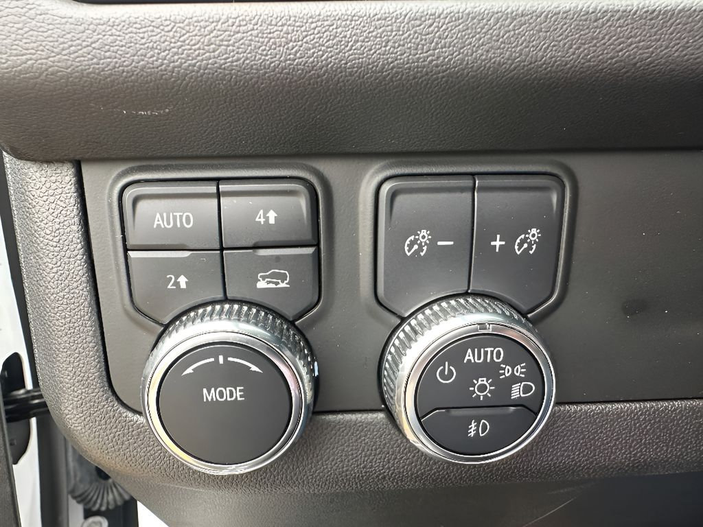 Used 2024 GMC Yukon SLT AWD/4WD image 25