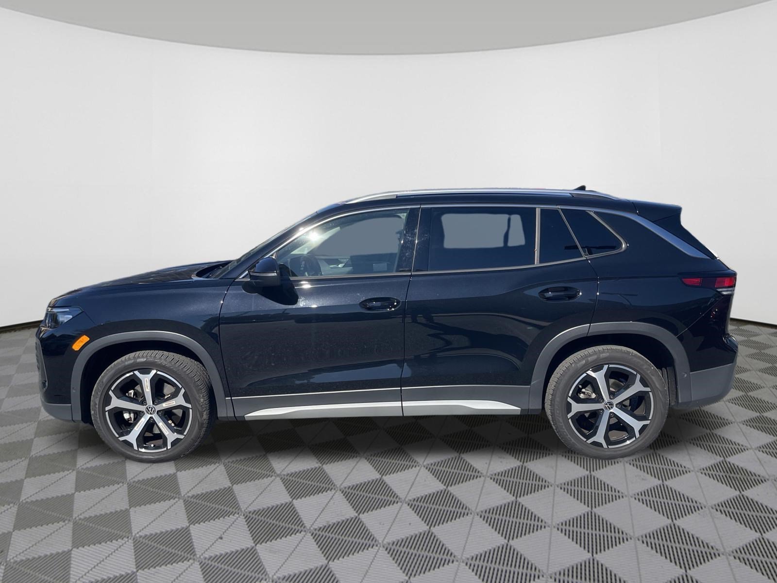 Used 2026 Volkswagen Tiguan SE AWD/4WD image 4