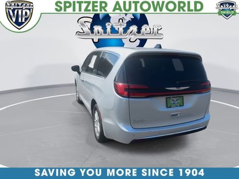 Used 2024 Chrysler Pacifica Touring-L FWD image 8