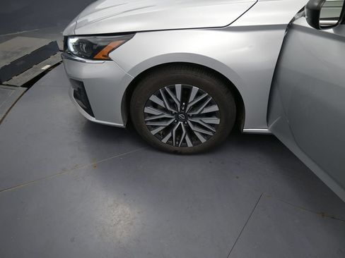 Used 2024 Nissan Altima 2.5 SV FWD image 14