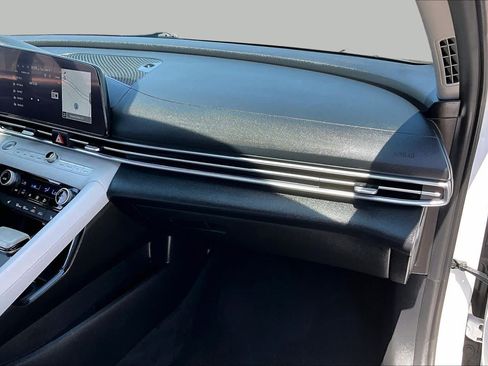 Used 2025 Hyundai Elantra Limited FWD image 18