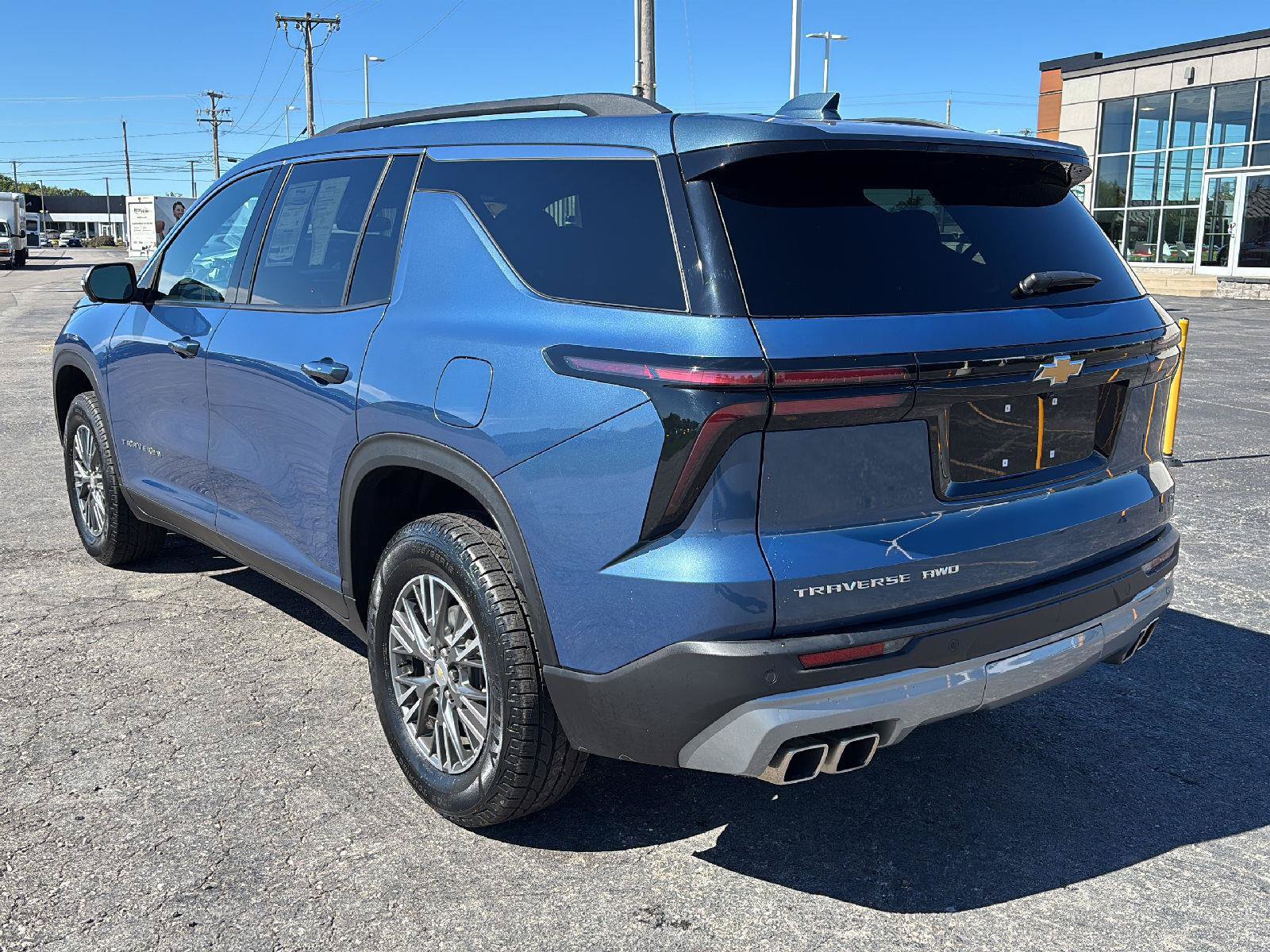 Used 2024 Chevrolet Traverse LT w/ Trailering Package AWD/4WD image 6