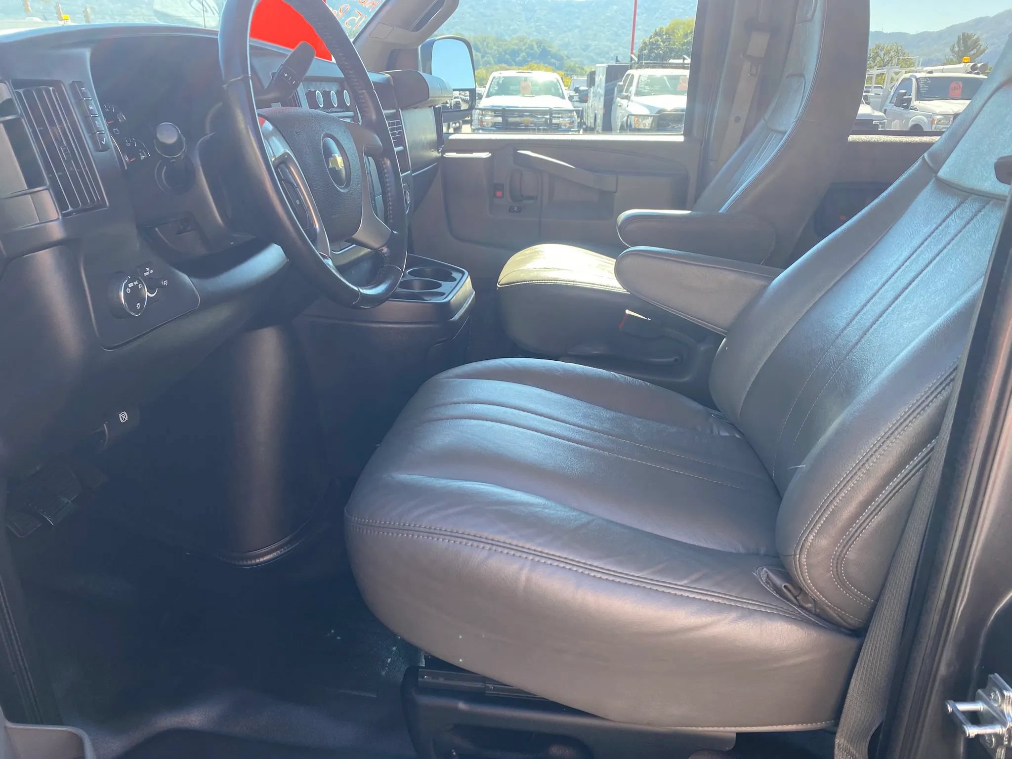 Used 2016 Chevrolet Express 3500 LS w/ Chrome Appearance Package RWD image 9