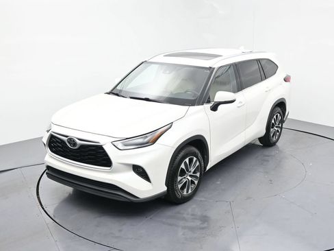 Used 2021 Toyota Highlander XLE FWD image 19