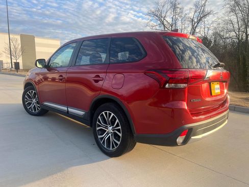 Used 2017 Mitsubishi Outlander SE image 2