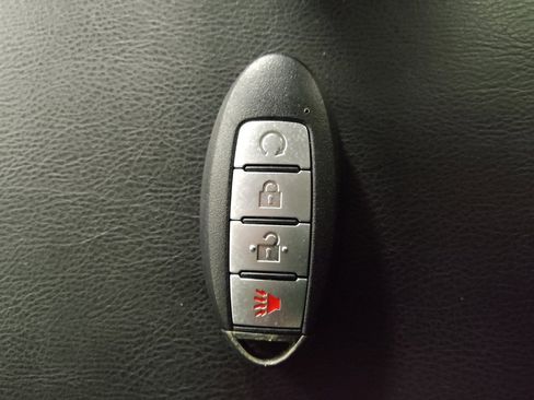 Used 2019 Nissan Pathfinder SV image 32