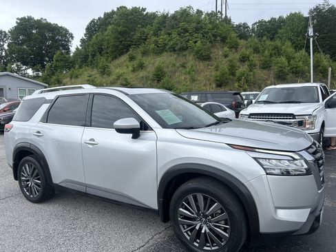Used 2022 Nissan Pathfinder SL w/ SL Premium Package FWD image 8