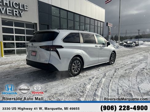 Used 2024 Toyota Sienna XLE image 9