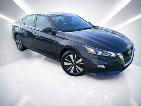 Used 2021 Nissan Altima 2.5 SV FWD image 1