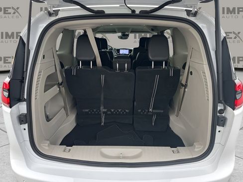 Used 2024 Chrysler Pacifica Touring-L image 29