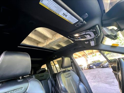 Used 2022 Jeep Grand Cherokee Overland w/ Luxury Tech Group IV AWD/4WD image 12