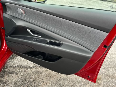 Used 2025 Hyundai Elantra Limited FWD image 36