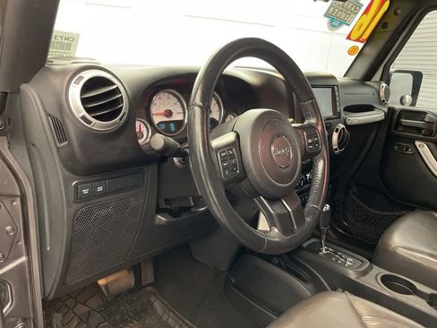 Used 2016 Jeep Wrangler Unlimited Rubicon w/ Max Tow Package AWD/4WD image 17