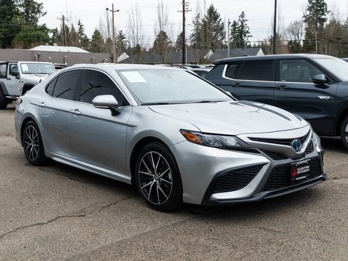 Used 2023 Toyota Camry SE image 1