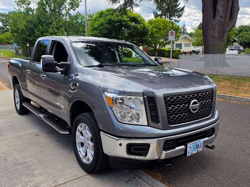 Used 2019 Nissan Titan SV w/ SV Convenience Package AWD/4WD image 3