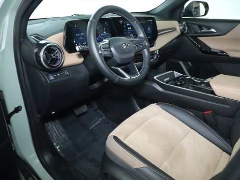 Used 2025 Chevrolet Equinox ACTIV w/ Safety and Technology Package image 17