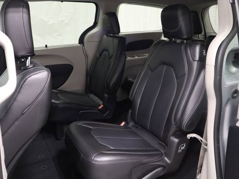 Used 2024 Chrysler Pacifica Touring-L image 12