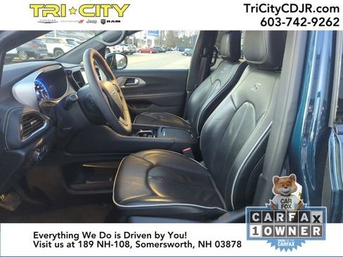 Used 2025 Chrysler Pacifica Limited image 17