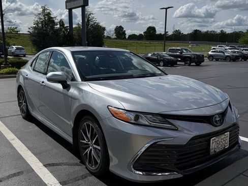 Used 2022 Toyota Camry XLE w/ Cold Weather Package FWD image 1