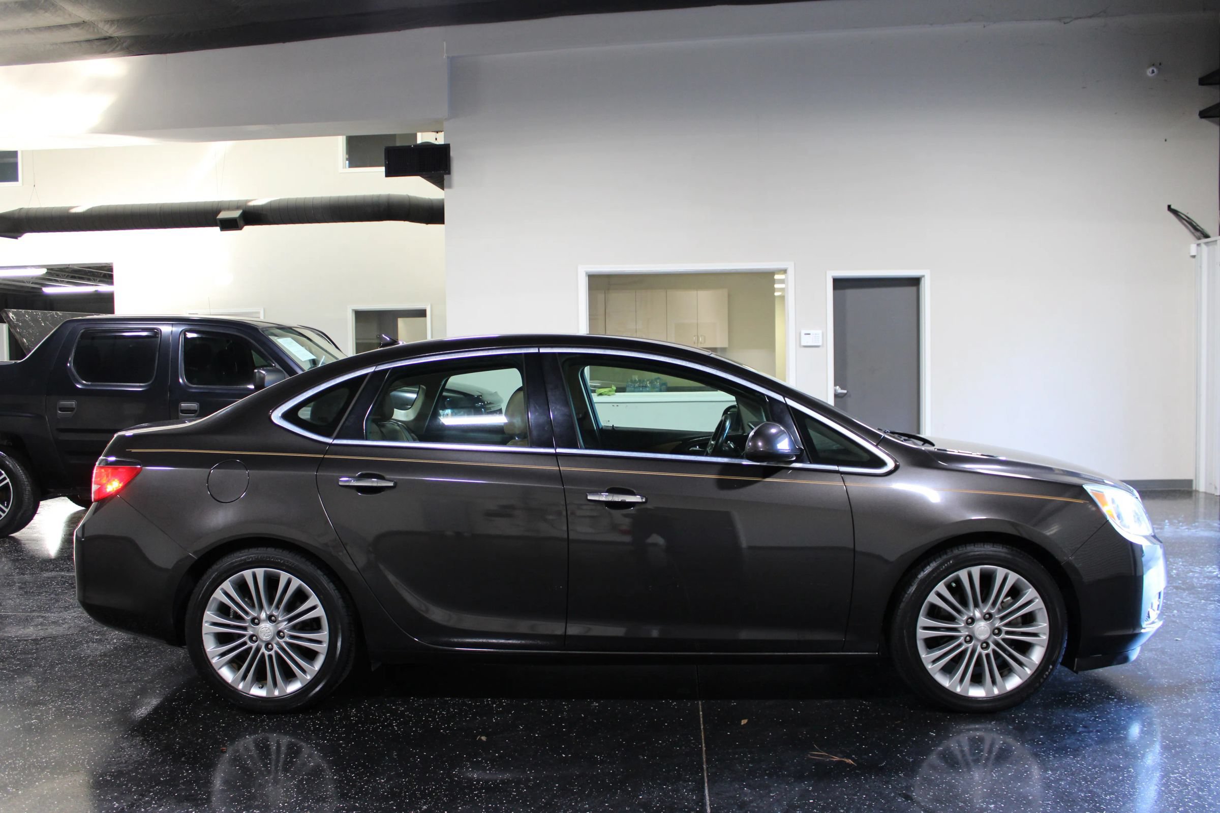 Used 2013 Buick Verano Leather FWD image 3