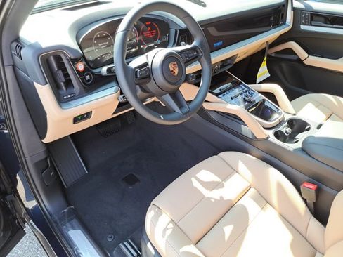 Used 2025 Porsche Cayenne image 4