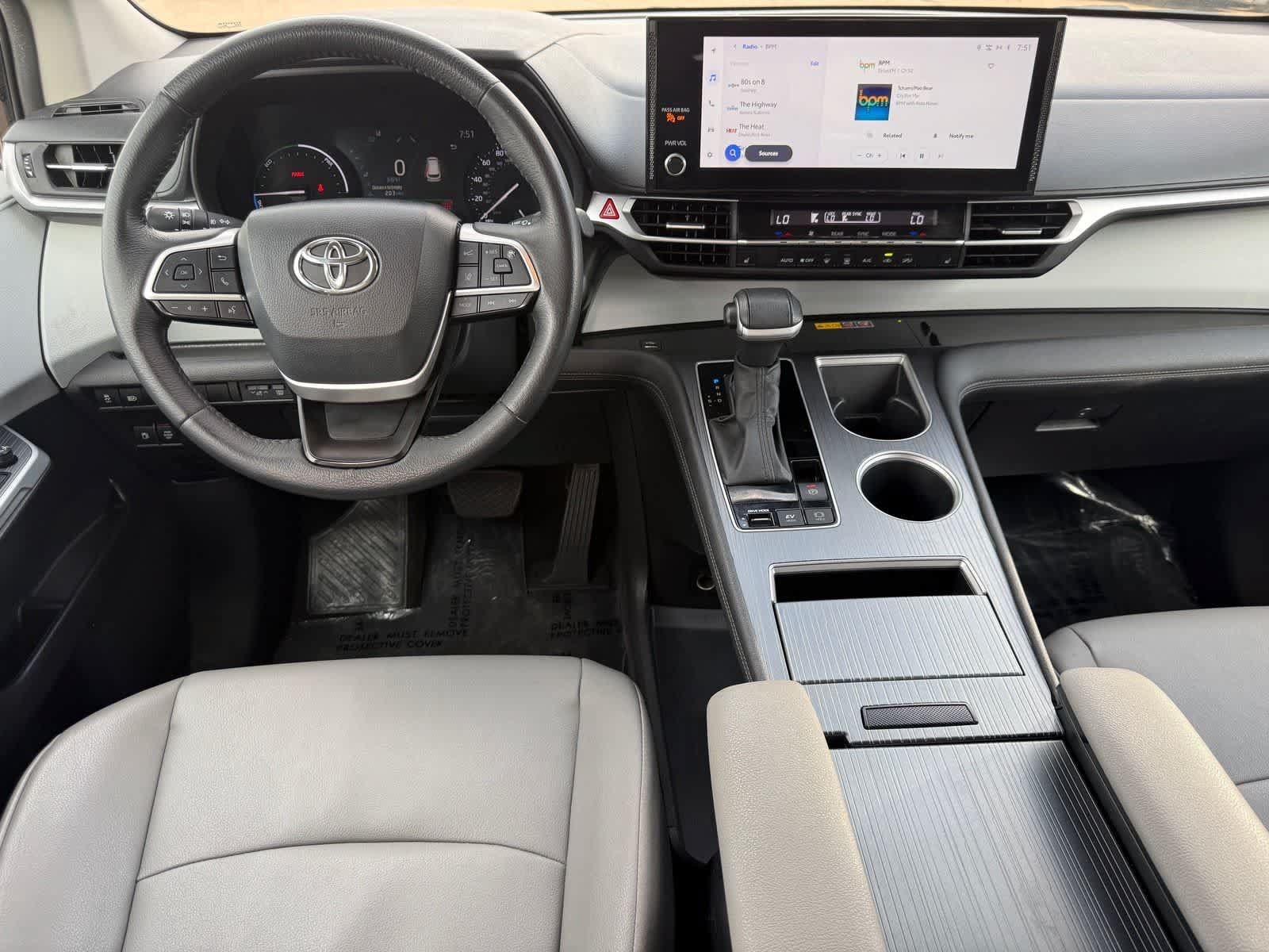 Used 2025 Toyota Sienna XLE FWD image 29