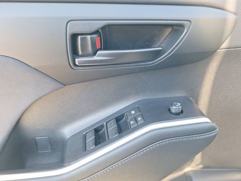 Used 2024 Toyota Highlander LE image 3