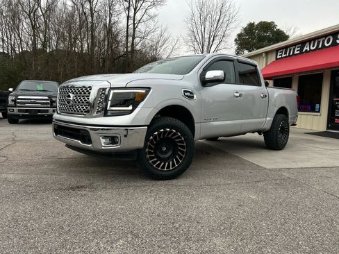 Used 2017 Nissan Titan SL image 3