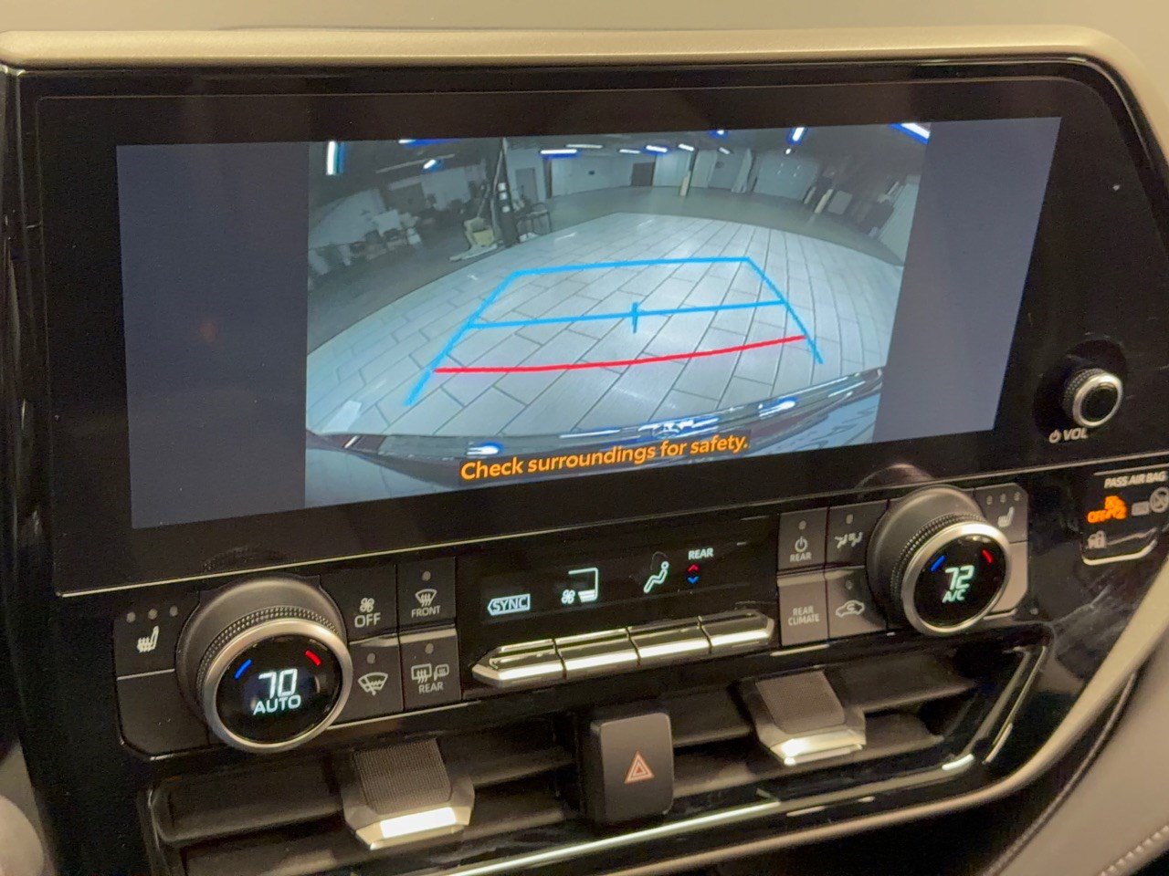 Used 2023 Toyota Highlander XLE AWD/4WD image 24