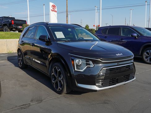 Used 2023 Kia Niro EX Touring FWD image 2