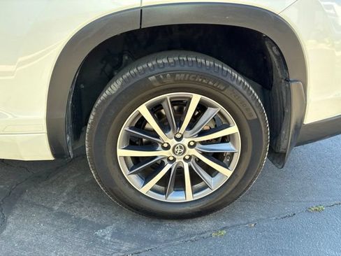 Used 2017 Toyota Highlander XLE w/ Carpet Mat Package AWD/4WD image 13