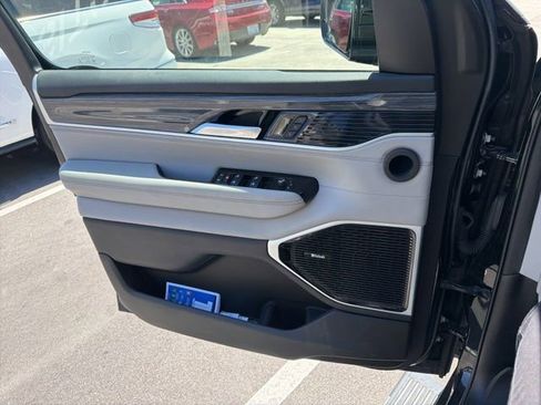 Used 2022 Jeep Wagoneer Series III w/ Premium Group I AWD/4WD image 13