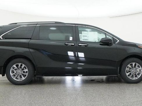 New 2026 Toyota Sienna XLE FWD image 10