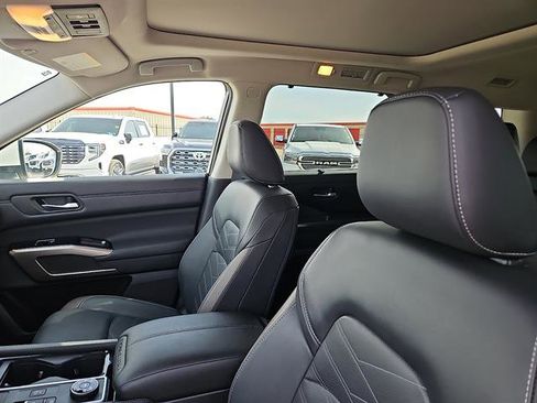 Used 2024 Nissan Pathfinder Platinum w/ Cargo Package image 11