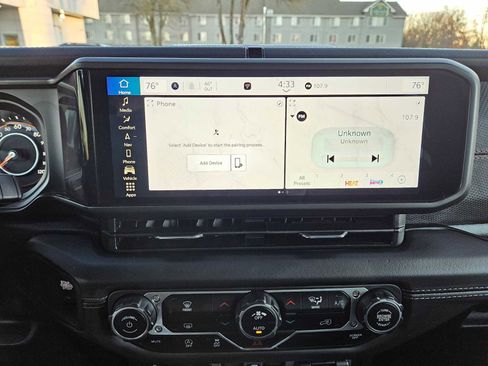 Used 2025 Jeep Wrangler Unlimited Rubicon w/ Technology Group image 28