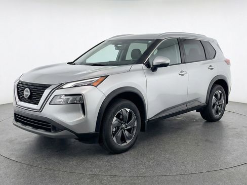 Used 2025 Nissan Rogue SV image 3