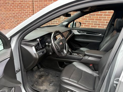 Used 2023 Cadillac XT6 Premium Luxury image 3