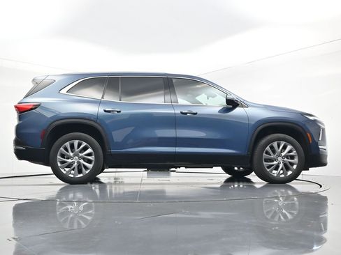 Used 2025 Buick Enclave Preferred AWD/4WD image 32