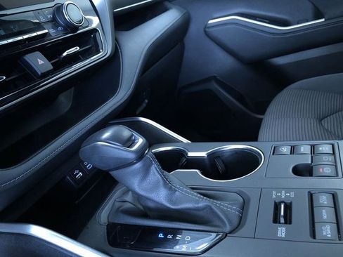 Certified 2024 Toyota Highlander LE image 31