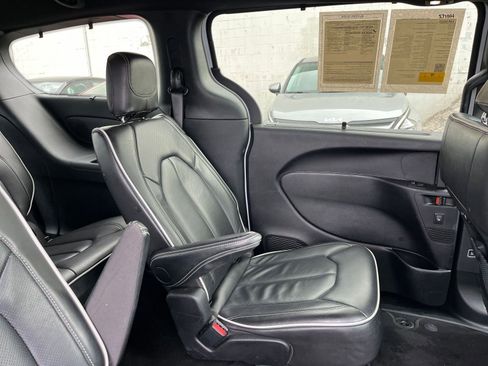 Used 2025 Chrysler Pacifica Limited image 40