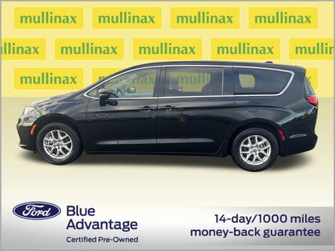 Used 2024 Chrysler Pacifica Touring-L image 12