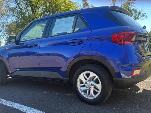 Used 2021 Hyundai Venue SE image 3